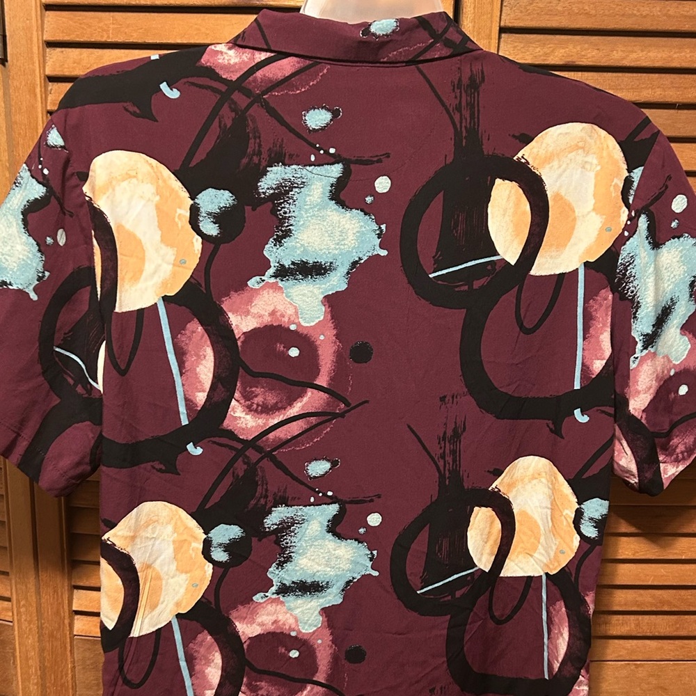 Day & Age Zephyr Strokes Abstract Designs Wine Colored Shirt - Picture 11 of 12